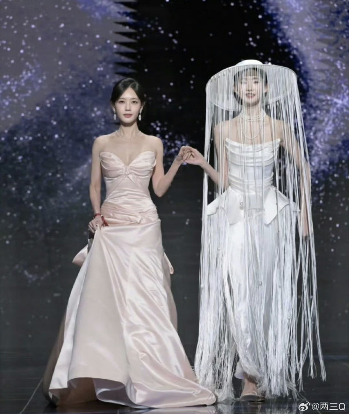 Đại chiến visual hot nhất Đêm hội Weibo: 2 tiểu thư hào môn chung khung hình, khí chất bùng nổ đốt cháy thảm đỏ- Ảnh 1.