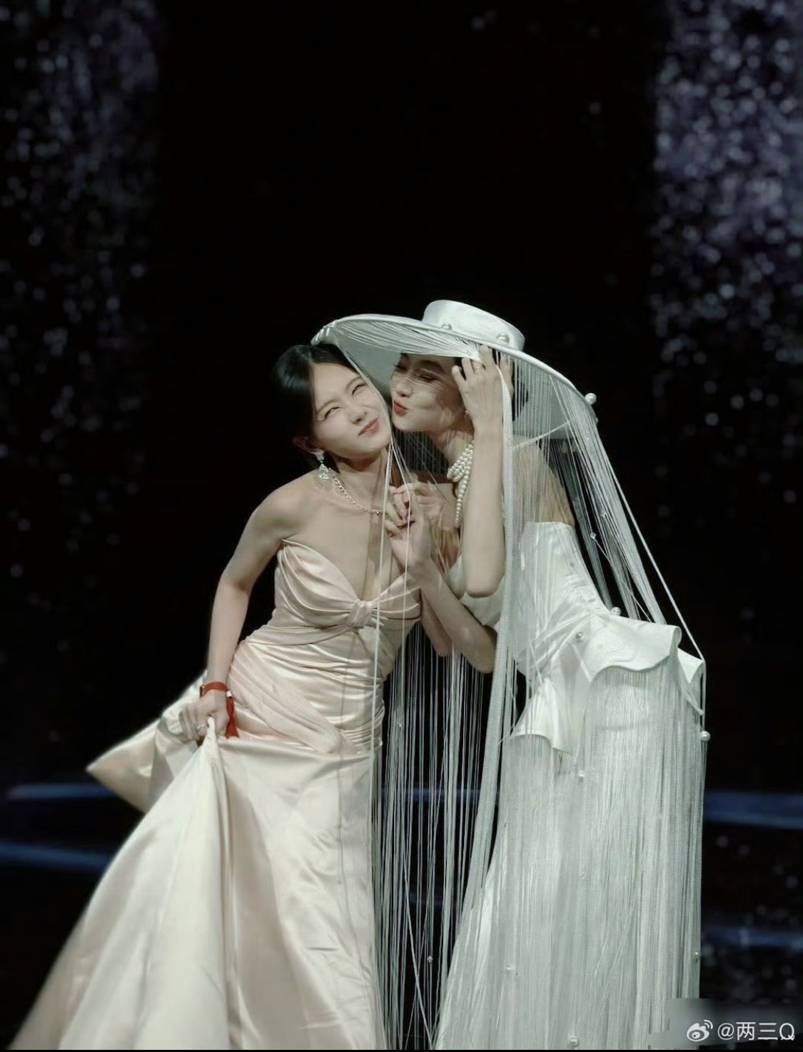 Đại chiến visual hot nhất Đêm hội Weibo: 2 tiểu thư hào môn chung khung hình, khí chất bùng nổ đốt cháy thảm đỏ- Ảnh 2.