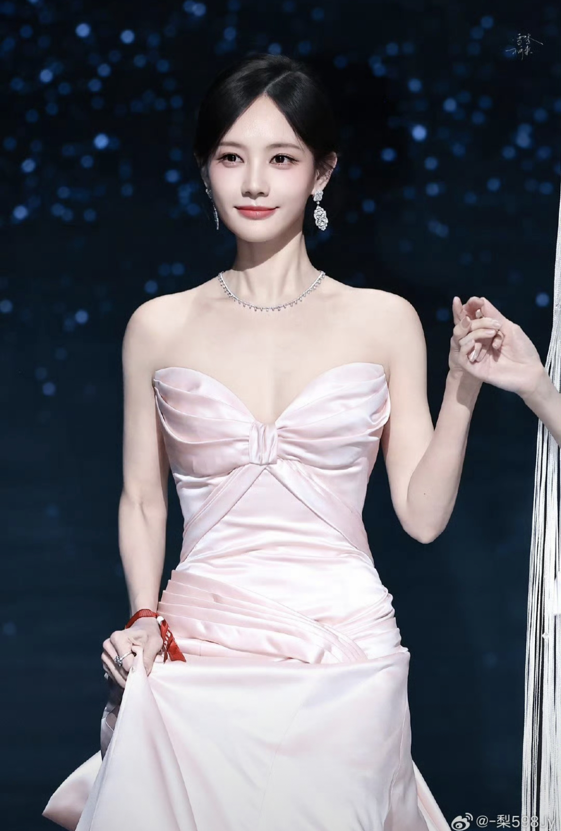 Đại chiến visual hot nhất Đêm hội Weibo: 2 tiểu thư hào môn chung khung hình, khí chất bùng nổ đốt cháy thảm đỏ- Ảnh 3.