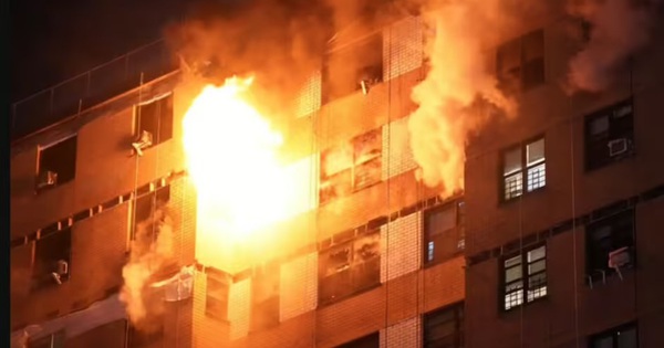 Cháy lớn tại chung cư 17 tầng ở New York, hơn 200 lính cứu hoả được điều động img7843 1769251542552348047565 62 0 650 940 crop 1769251548850676481278jpeg