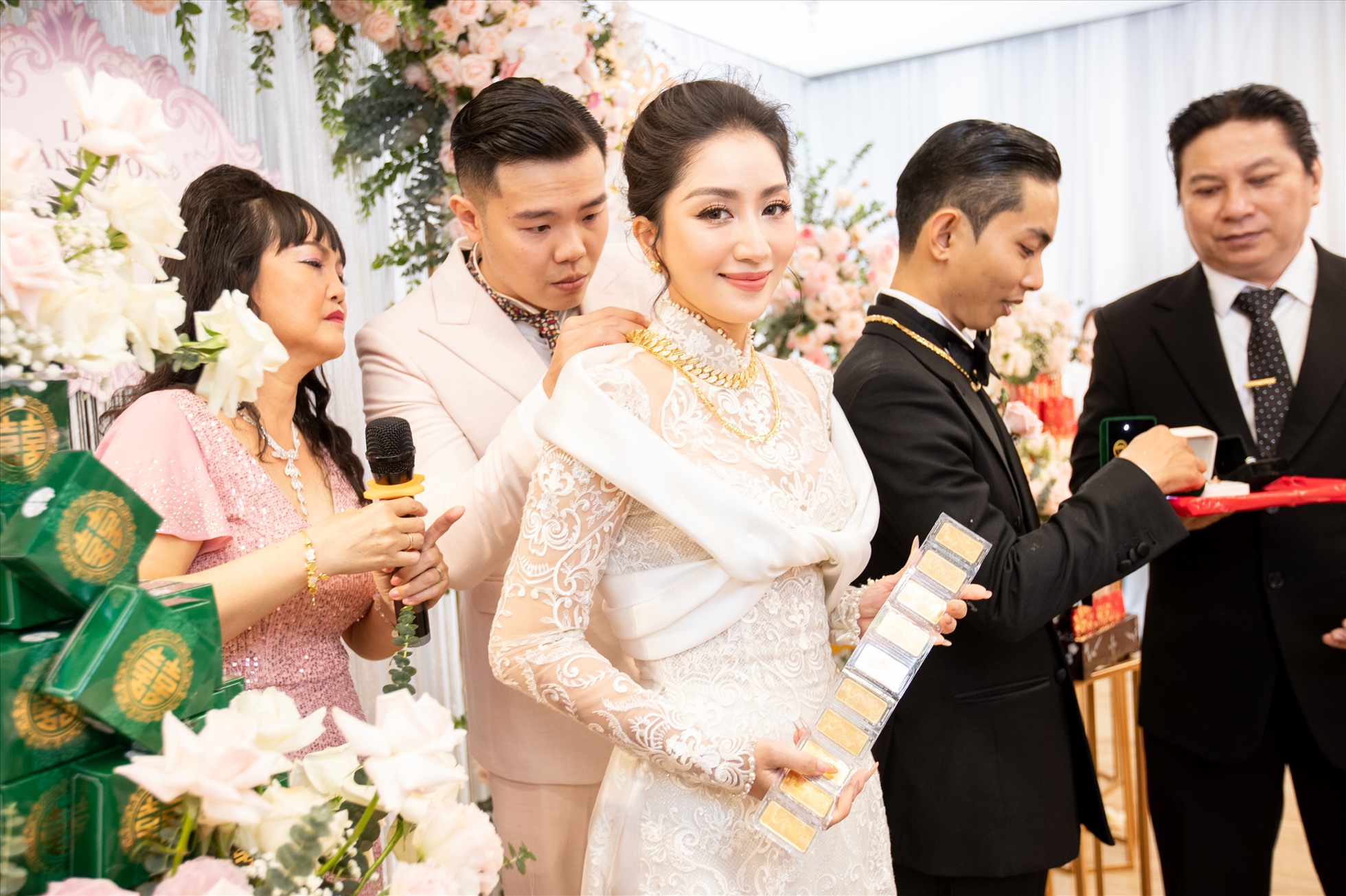 Hôn nhân của sao nữ Vbiz nhận 22 cây vàng trong đám cưới, trang sức kim cương cùng cả mâm tiền mặt- Ảnh 1.