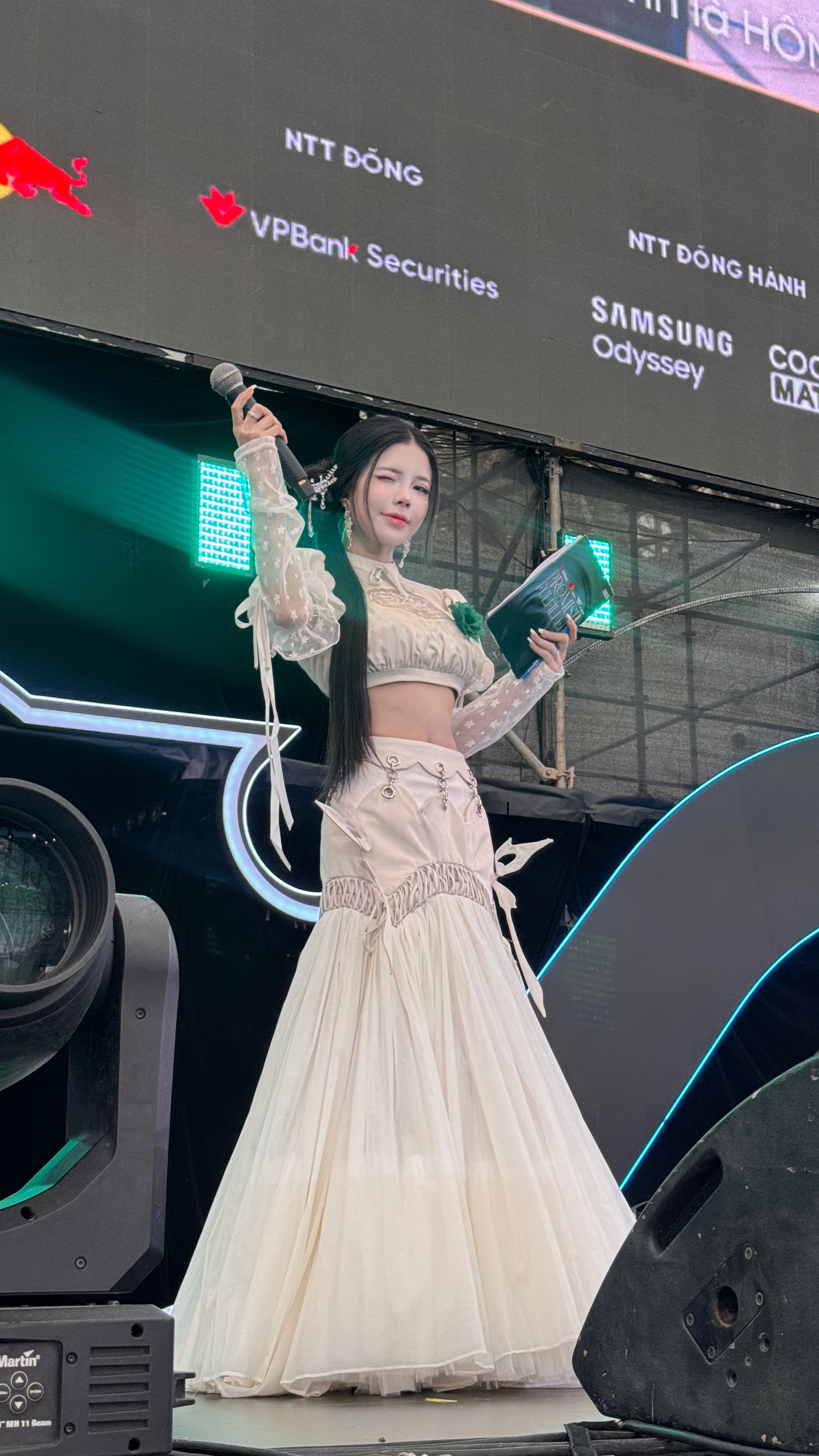 MC sự kiện T1 đến Việt Nam xuất hiện với visual cuốn hút, một bức ảnh khiến dân mạng khen tấm tắc- Ảnh 2.