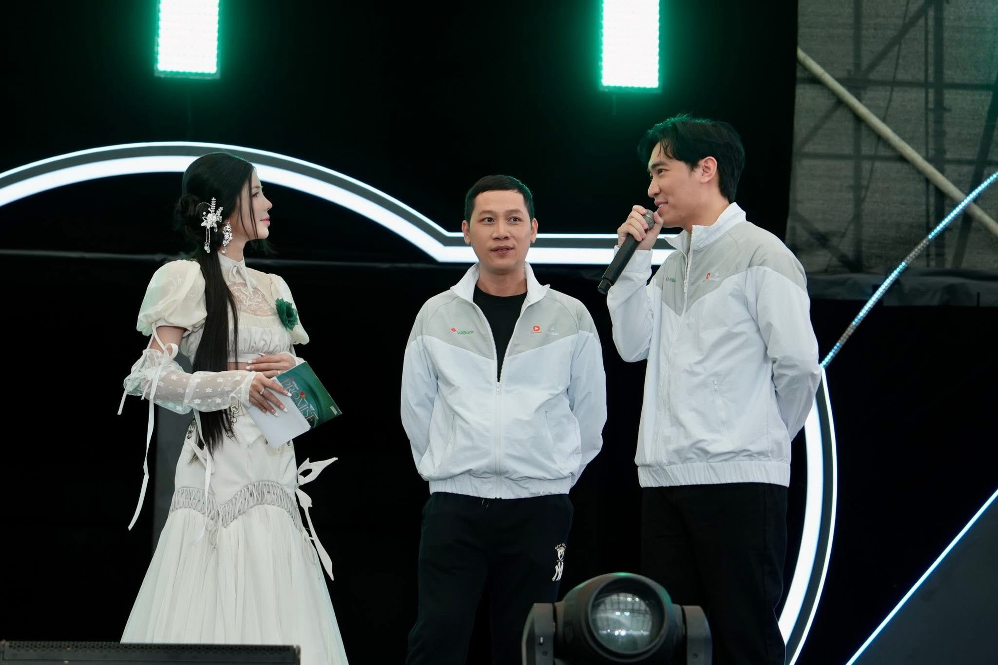 MC sự kiện T1 đến Việt Nam xuất hiện với visual cuốn hút, một bức ảnh khiến dân mạng khen tấm tắc- Ảnh 6.