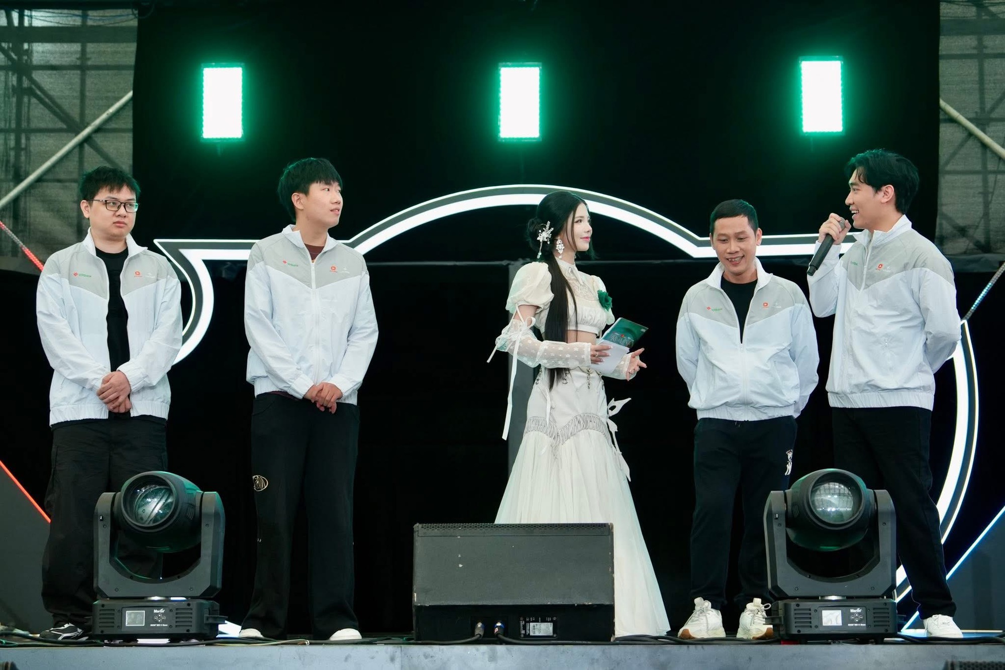 MC sự kiện T1 đến Việt Nam xuất hiện với visual cuốn hút, một bức ảnh khiến dân mạng khen tấm tắc- Ảnh 7.