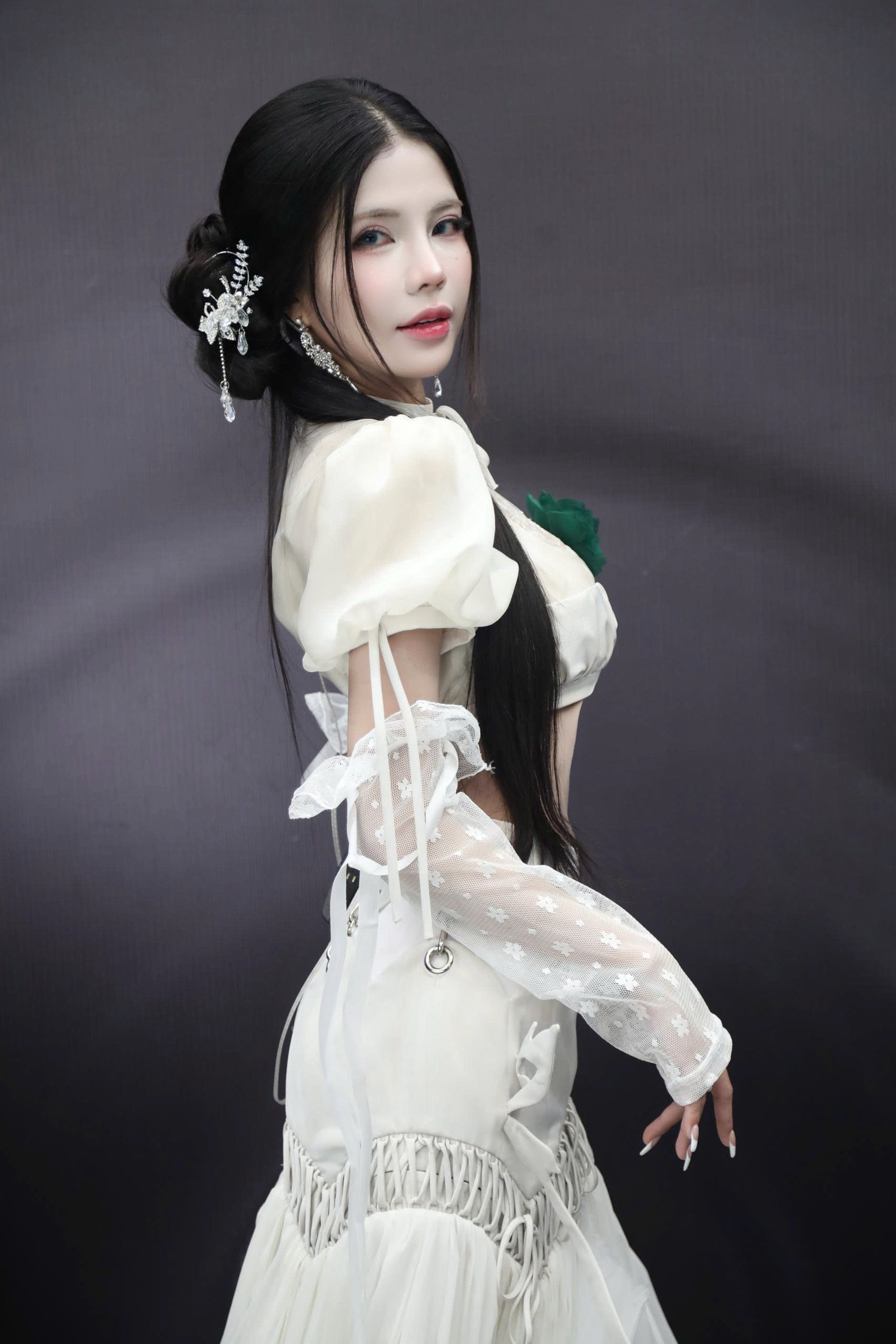 MC sự kiện T1 đến Việt Nam xuất hiện với visual cuốn hút, một bức ảnh khiến dân mạng khen tấm tắc- Ảnh 4.