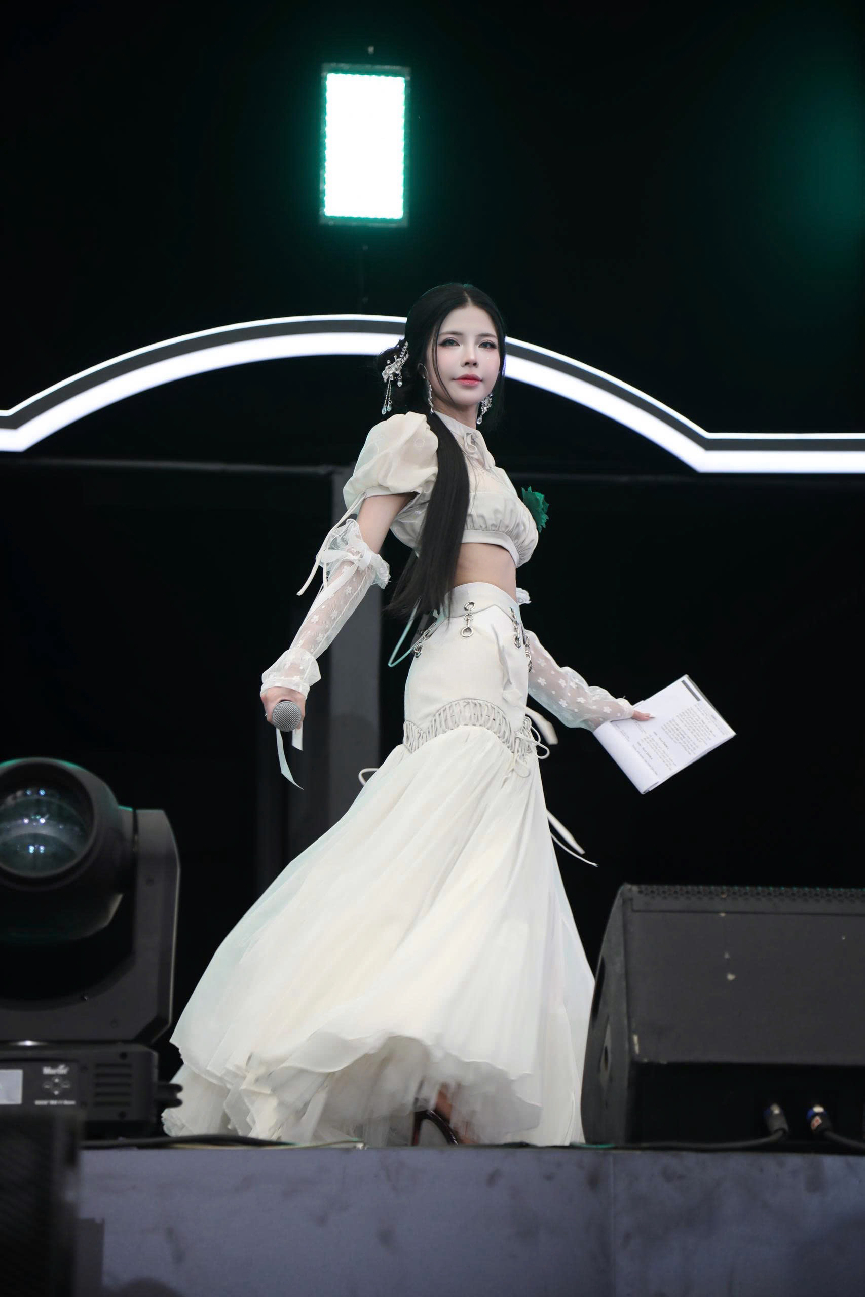 MC sự kiện T1 đến Việt Nam xuất hiện với visual cuốn hút, một bức ảnh khiến dân mạng khen tấm tắc- Ảnh 3.