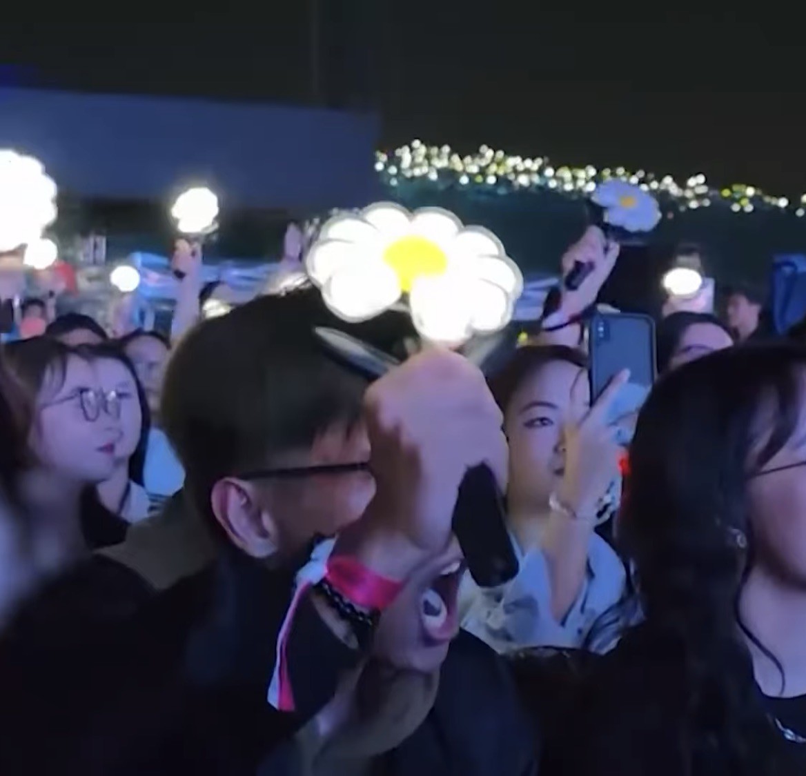 Người trẻ đổ xô theo các sự kiện của thần tượng đã trở thành hình ảnh quen thuộc.