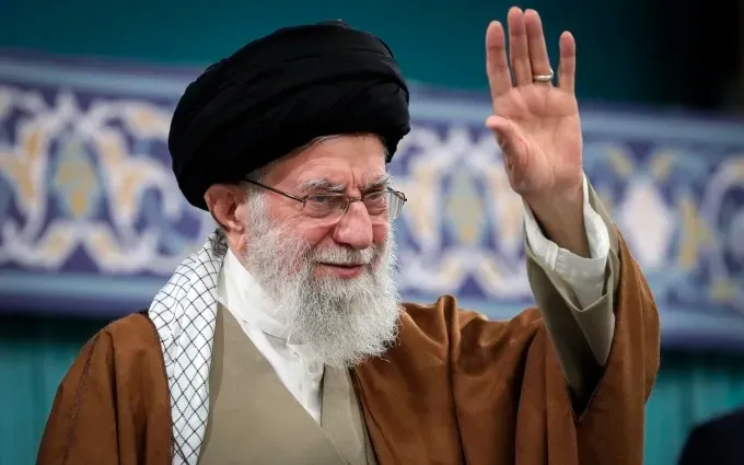 Lãnh tụ Tối cao Iran Ali Khamenei vẫy tay chào các quan chức, nhà ngoại giao và người dân trong buổi giảng ngày tháng 3/2025 ở Tehran (Ảnh: AP)