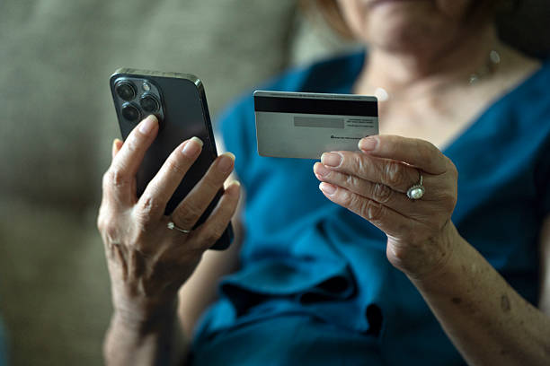 Nhận tin nhắn thông báo tài khoản có giao dịch khả nghi, người phụ nữ làm theo hướng dẫn để hủy thẻ thì mất trắng 111 triệu đồng- Ảnh 1.