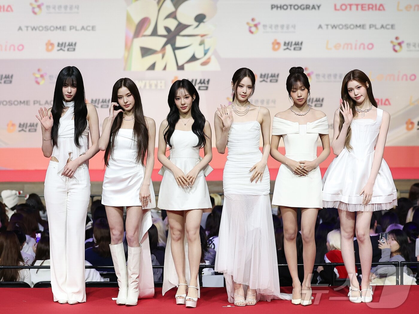 Thảm đỏ hot nhất Giáng sinh 2025: Jang Won Young hóa thiên thần, Winter (aespa) vất vả che dấu ấn tình yêu với Jungkook (BTS)- Ảnh 47.