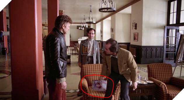 Hình ảnh Jack Torrance ngồi đọc báo chí Playgirl công khai tại sảnh khách sạn.