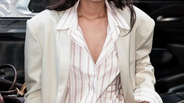 Jennie (BlackPink) bị chỉ trích dữ dội jenni 1771899736 230 width1390height1738 1