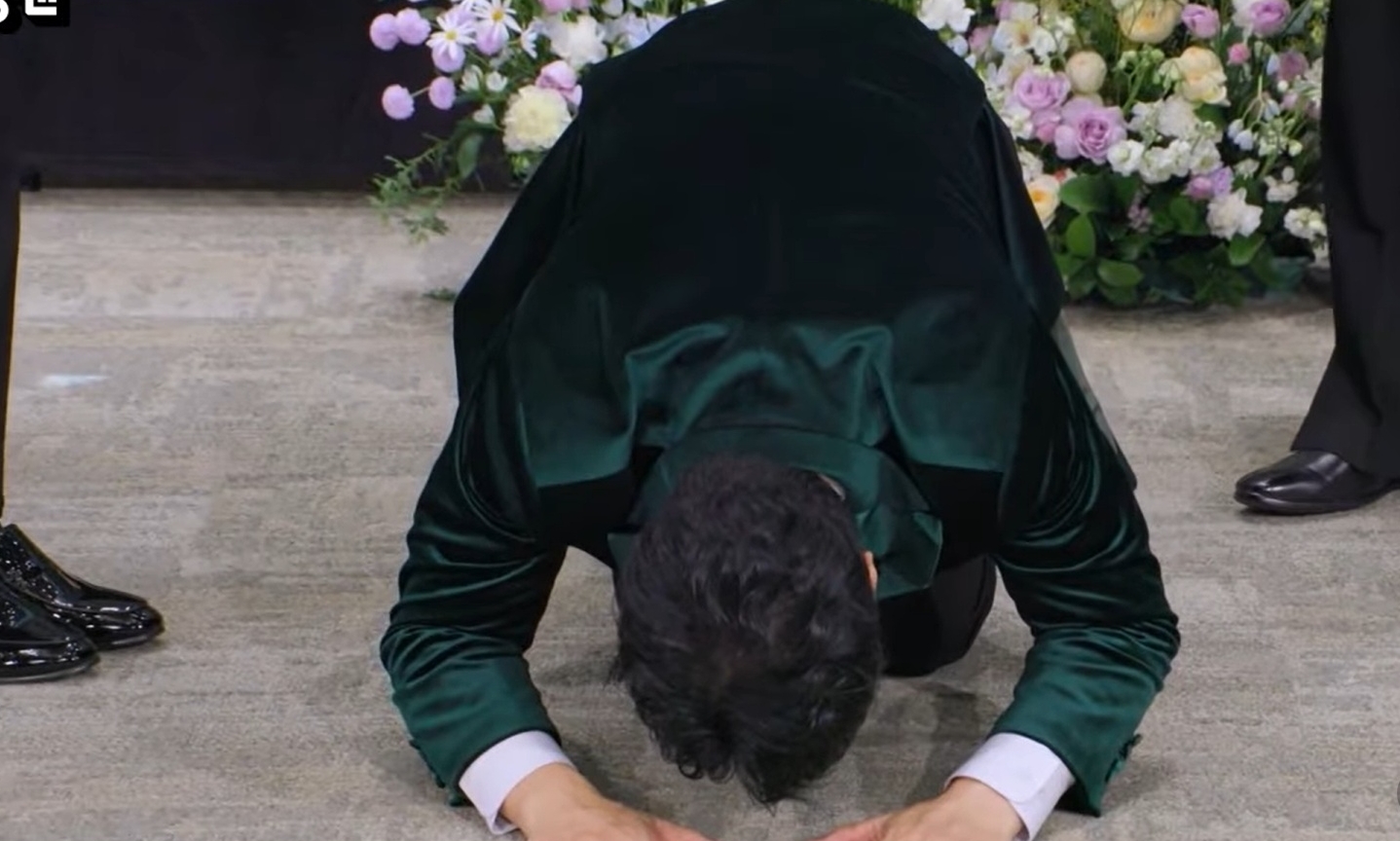 Cảnh tượng lạ cả dàn sao Running Man quỳ lạy khóc lóc thảm thiết trên sóng truyền hình- Ảnh 2.