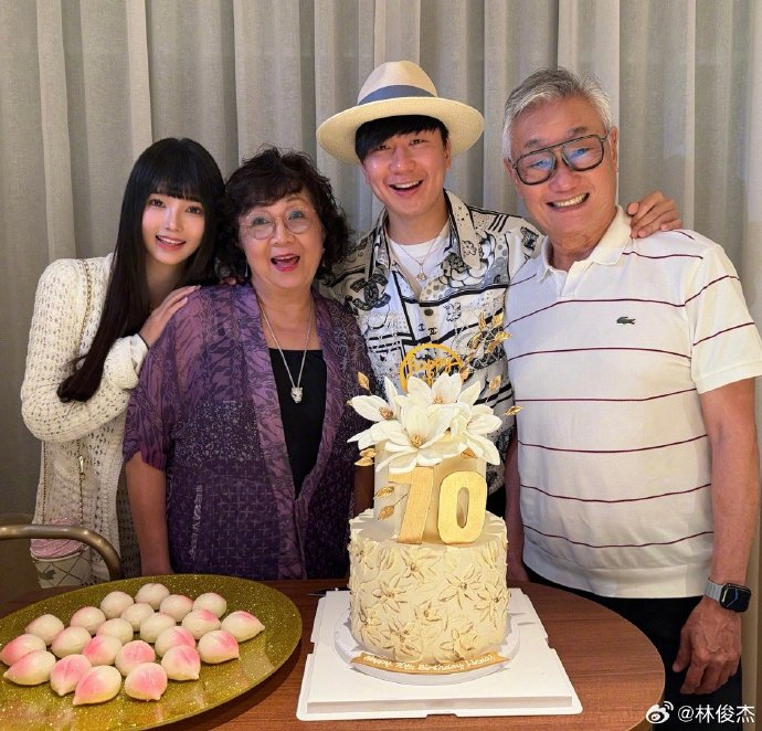 Hot nhất cuối năm: Thiếu gia số 1 showbiz công khai hẹn hò thiên kim kém 21 tuổi, nhìn khung hình chung mà sốc ngang- Ảnh 1.