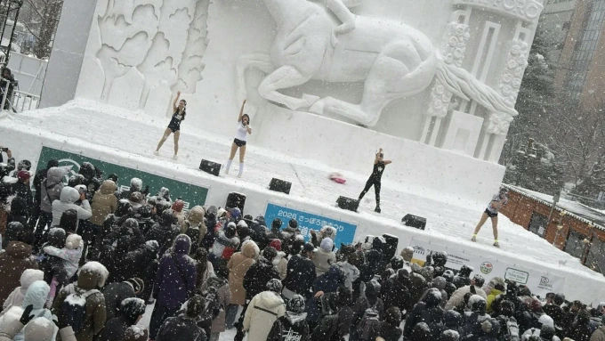 Nhóm idol gây sốc khi lột đồ, mặc bikini biểu diễn giữa tuyết rơi -10°C- Ảnh 3. Nhóm idol gây sốc khi lột đồ, mặc bikini biểu diễn giữa tuyết rơi -10°C- Ảnh 3.