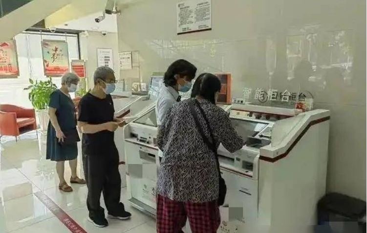 Khách gửi tiết kiệm 451 triệu đồng nhưng không được phát sổ, 2 tháng sau phát hiện đã mua bảo hiểm nhân thọ, ngân hàng khẳng định: “Chúng tôi làm đúng quy trình”- Ảnh 1.