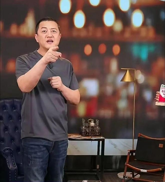 Lý Á Bằng ngừng bán hàng online sau phiên livestream 374 tỷ- Ảnh 2. Lý Á Bằng ngừng bán hàng online sau phiên livestream 374 tỷ- Ảnh 2.