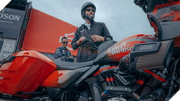 Hình ảnh sao nam Keanu Reeves bên chiếc xe Harley-Davidson.