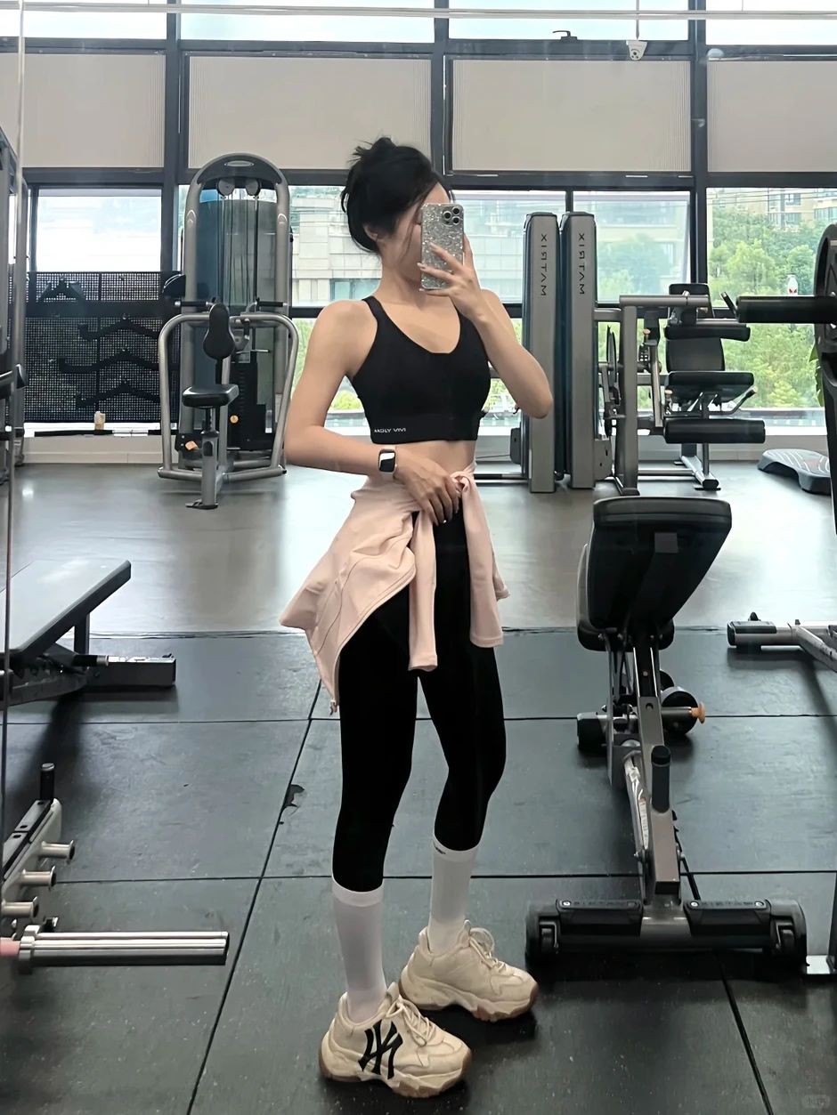 “Ngứa mắt” vì hội mặc đồ gym thiếu vải, người đi tập lên tiếng: "PT của tôi bảo phải mặc hở vì..."