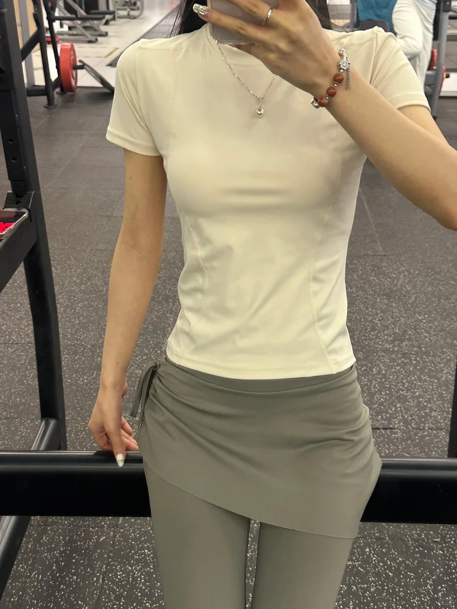 “Ngứa mắt” vì hội mặc đồ gym thiếu vải, người đi tập lên tiếng: "PT của tôi bảo phải mặc hở vì..."