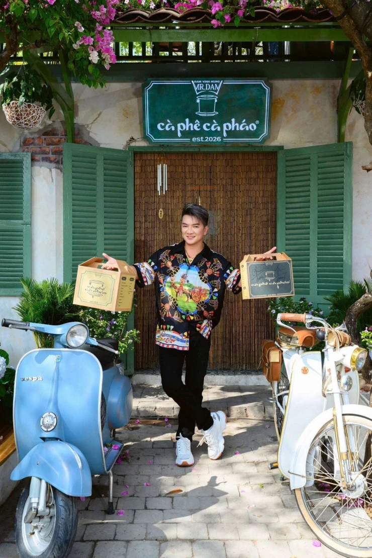 “Ông hoàng nhạc Việt” Đàm Vĩnh Hưng lên tiếng chuyện bỏ hát bán... cà phê