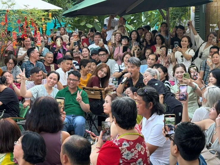 “Ông hoàng nhạc Việt” Đàm Vĩnh Hưng lên tiếng chuyện bỏ hát bán... cà phê