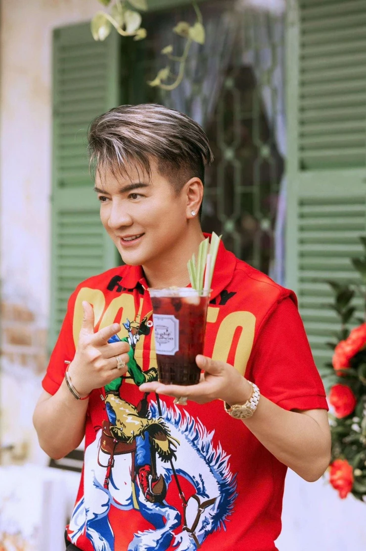 “Ông hoàng nhạc Việt” Đàm Vĩnh Hưng lên tiếng chuyện bỏ hát bán... cà phê