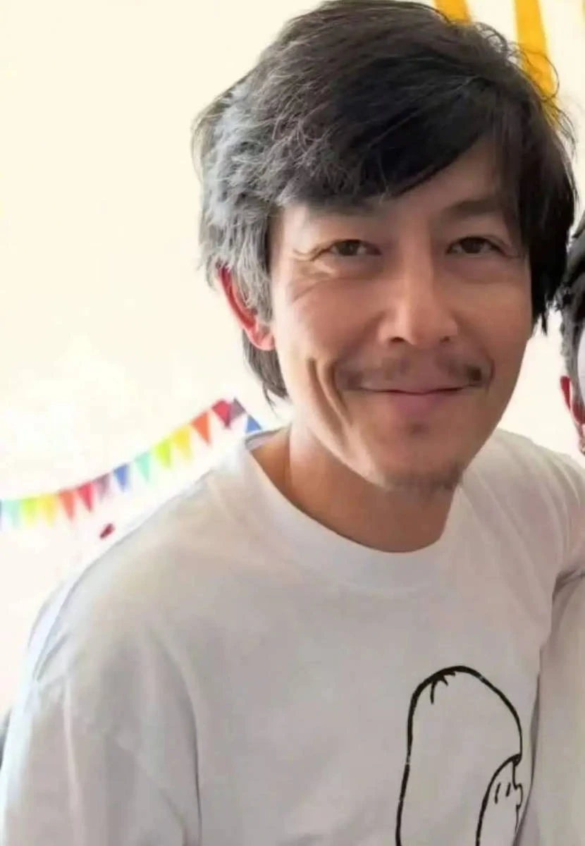 "Badboy khét tiếng" gầy rộc già chát gây sốc, vì 1.300 tấm ảnh mà vĩnh viễn bị showbiz "cấm cửa"