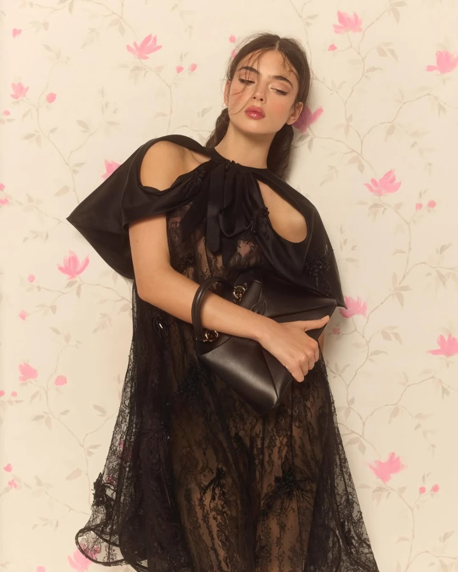 "Bản sao" Người đàn bà đẹp gây bão: Visual cực phẩm hay dao kéo?