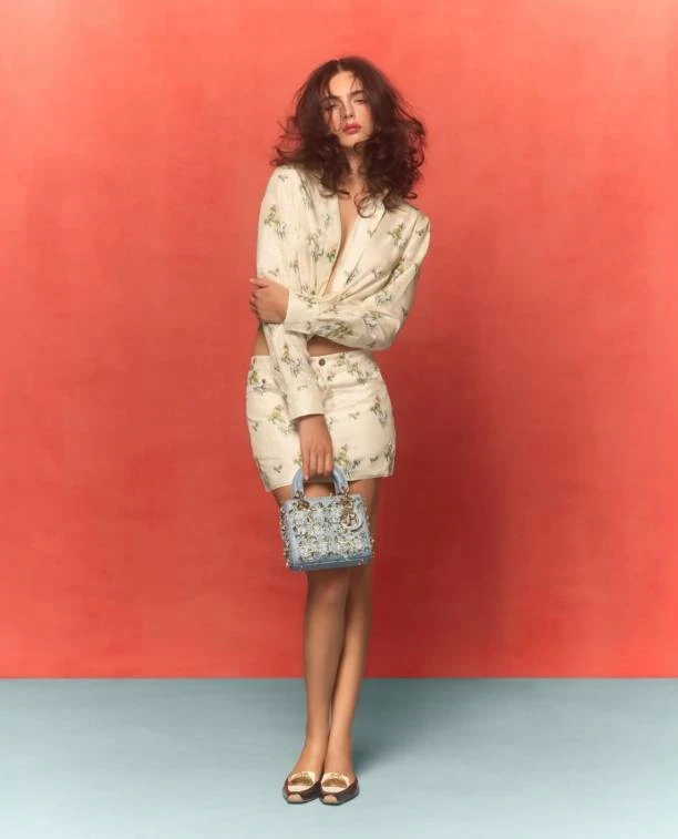 "Bản sao" Người đàn bà đẹp gây bão: Visual cực phẩm hay dao kéo?