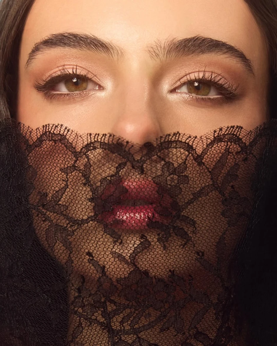 "Bản sao" Người đàn bà đẹp gây bão: Visual cực phẩm hay dao kéo?