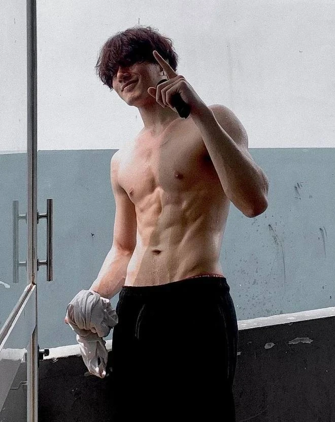 "Bạn trai" Đoàn Thiên Ân: Cao 1m85 body chuẩn tạc tượng, từng bị đồn yêu Kaity Nguyễn