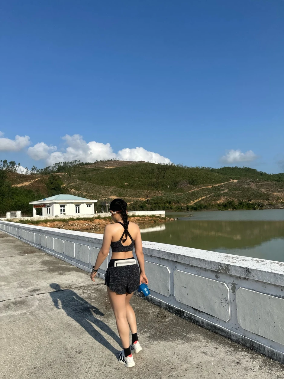 "Bóc giá" outfit tập chạy, hot girl khiến người xem "choáng" với số tiền gây tranh cãi