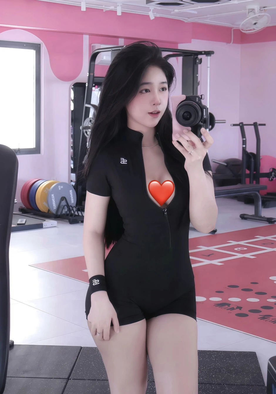 "Check-in là chính": Mỹ nhân phòng gym khiến netizen "đứng hình" vì đường cong quá mướt!