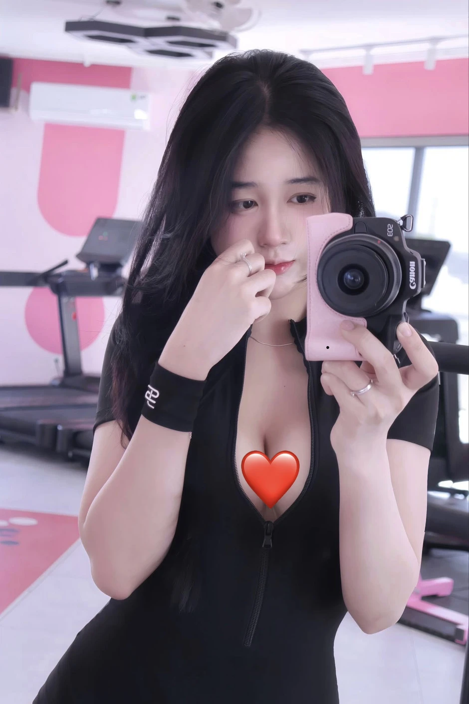 "Check-in là chính": Mỹ nhân phòng gym khiến netizen "đứng hình" vì đường cong quá mướt!