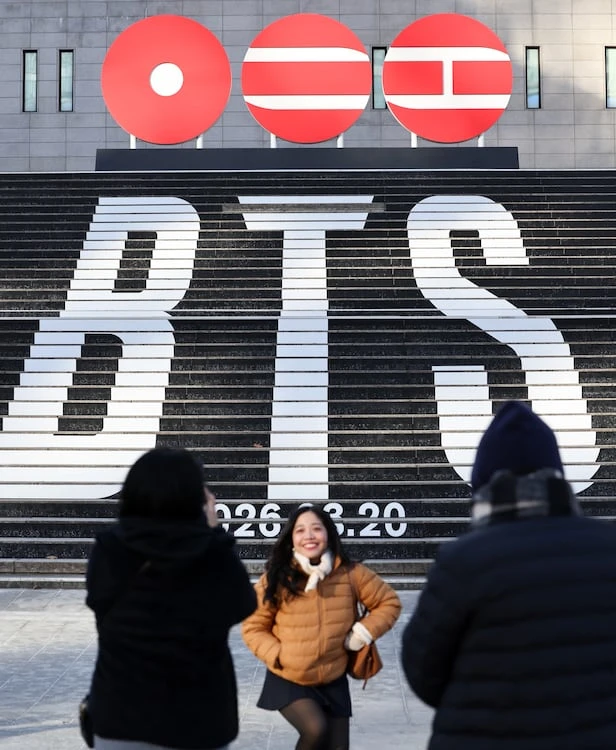 "Cỗ máy in tiền" BTS tái xuất: Một tiếng biểu diễn tại Seoul khiến cả thế giới đổ dồn túi tiền về Hàn Quốc, chính phủ nâng mức cảnh báo khủng bố