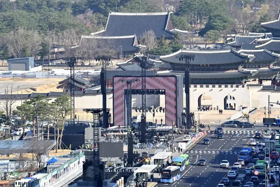 "Cỗ máy in tiền" BTS tái xuất: Một tiếng biểu diễn tại Seoul khiến cả thế giới đổ dồn túi tiền về Hàn Quốc, chính phủ nâng mức cảnh báo khủng bố