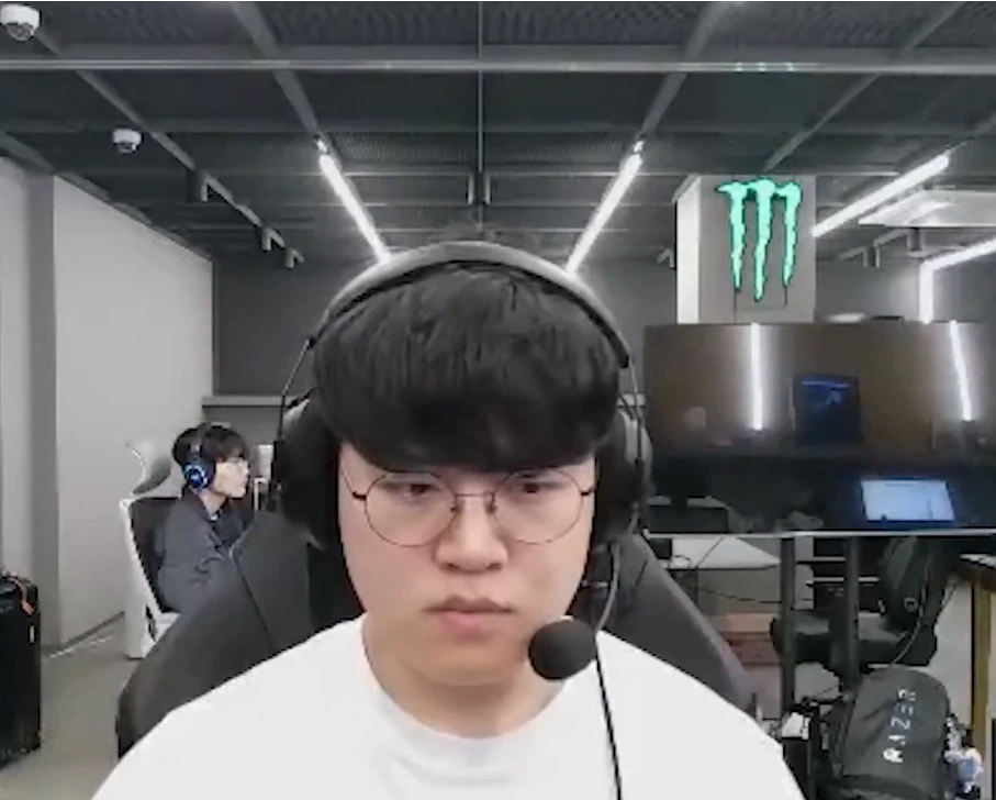 "Đúng như mong đợi": Gumayusi bất ngờ hé lộ bí mật về Skin T1, một chi tiết khiến fan 'vỡ òa' vì quá tinh tế! "Đúng như mong đợi": Gumayusi bất ngờ hé lộ bí mật về Skin T1, một chi tiết khiến fan 'vỡ òa' vì quá tinh tế!