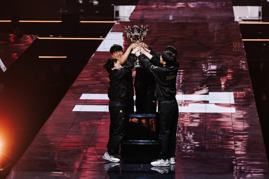 "Đúng như mong đợi": Gumayusi bất ngờ hé lộ bí mật về Skin T1, một chi tiết khiến fan 'vỡ òa' vì quá tinh tế! "Đúng như mong đợi": Gumayusi bất ngờ hé lộ bí mật về Skin T1, một chi tiết khiến fan 'vỡ òa' vì quá tinh tế!