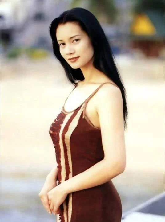 "Nữ thần Cbiz" sa cơ sang Việt Nam bán cafe kiếm sống, diện mạo giờ chỉ còn da bọc xương