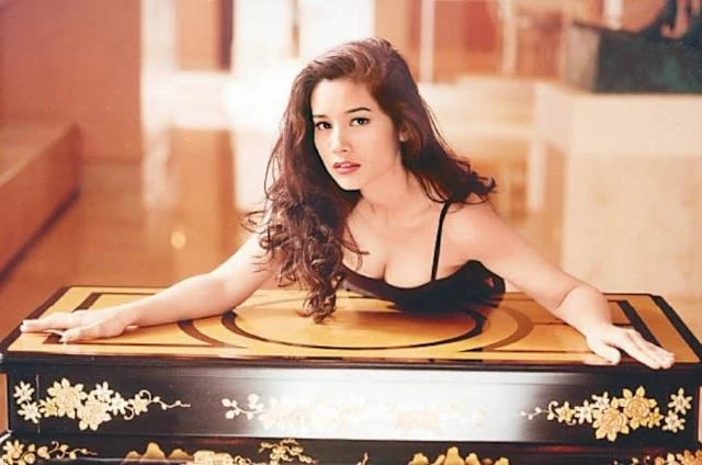 "Nữ thần Cbiz" sa cơ sang Việt Nam bán cafe kiếm sống, diện mạo giờ chỉ còn da bọc xương