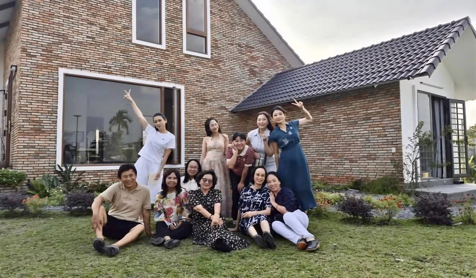 "Ông hoàng nhạc đỏ" nổi tiếng miền Nam: Mặn nồng bên vợ diễn viên, có cả nhà phố lẫn biệt thự 3000m2