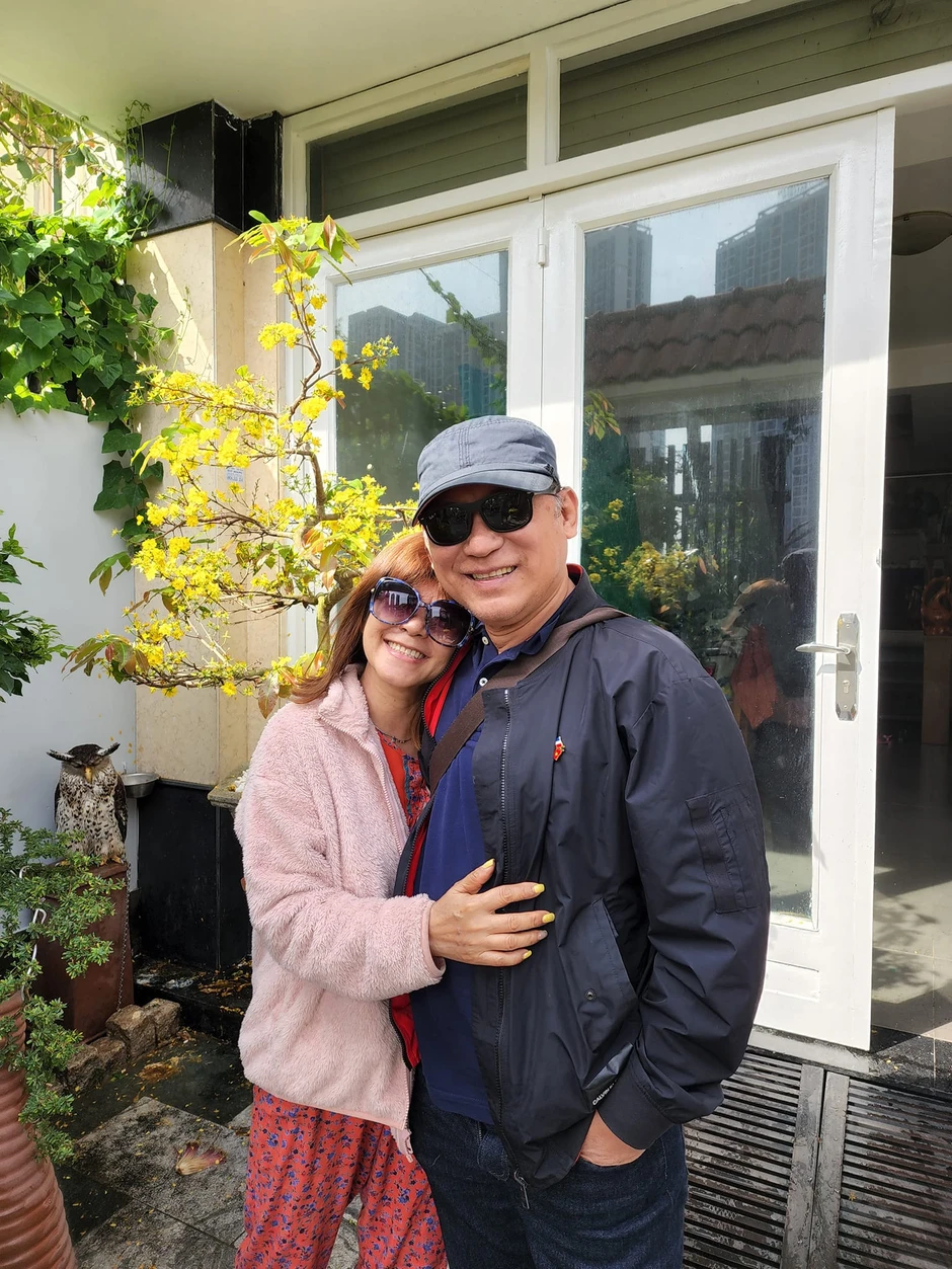 "Ông hoàng nhạc đỏ" nổi tiếng miền Nam: Mặn nồng bên vợ diễn viên, có cả nhà phố lẫn biệt thự 3000m2