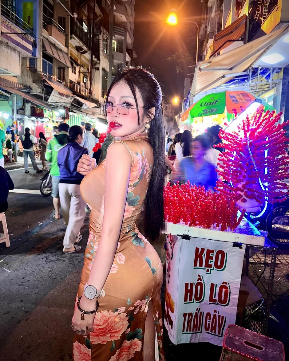 "Quẩy" cực sung theo nhạc, fan girl MU khiến tất cả không thể rời mắt