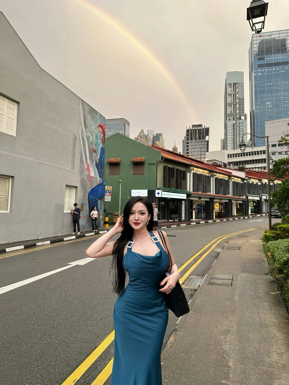 "Quẩy" cực sung theo nhạc, fan girl MU khiến tất cả không thể rời mắt