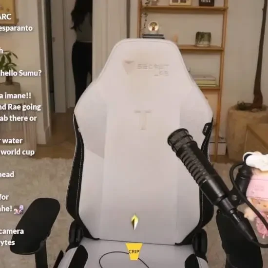 "Quên tắt micro": Nữ streamer xinh đẹp bất ngờ vướng drama vì lộ tình huống nhạy cảm ngay trên sóng