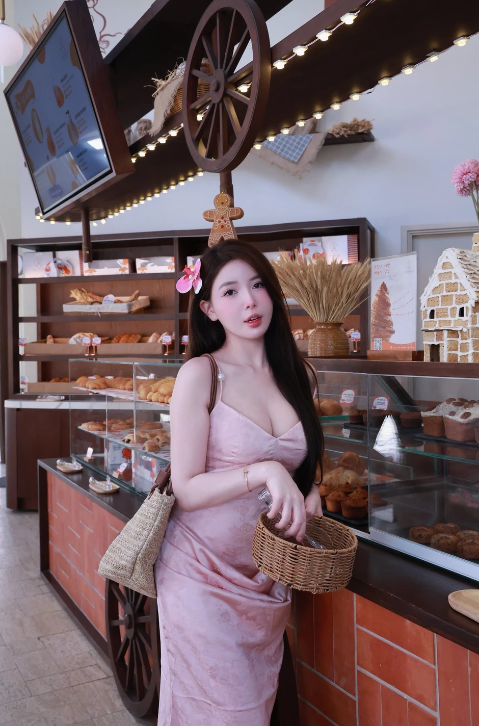 "Thả dáng" ở quán Cafe, hot girl khiến người xem mê mẩn vì "xinh như AI", cứ nhìn cam là có ngay ảnh đẹp