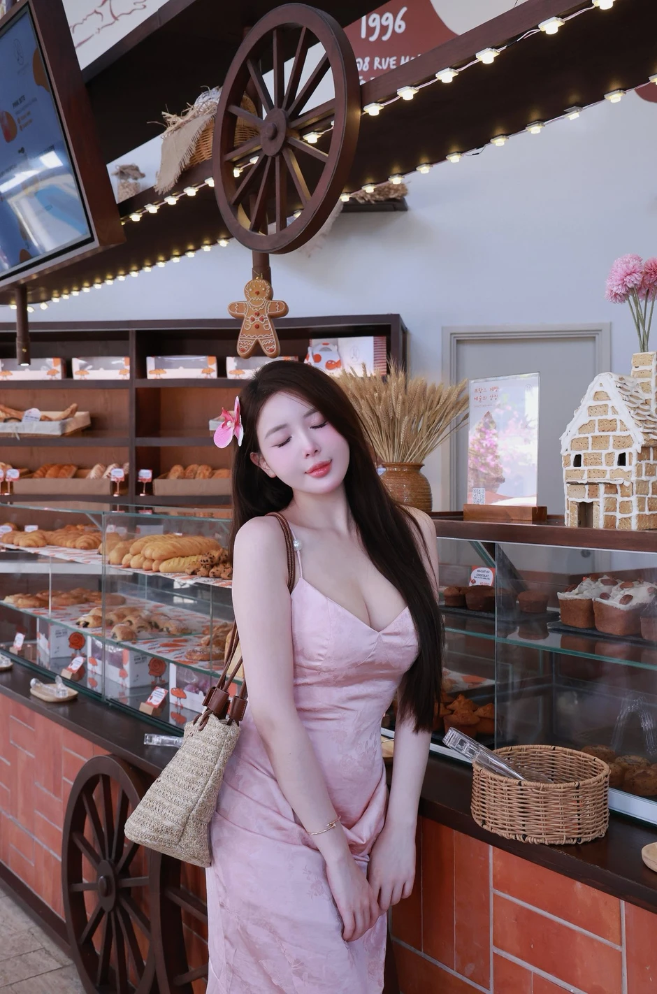 "Thả dáng" ở quán Cafe, hot girl khiến người xem mê mẩn vì "xinh như AI", cứ nhìn cam là có ngay ảnh đẹp