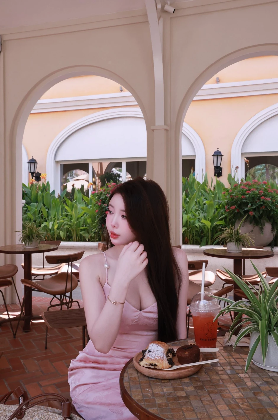 "Thả dáng" ở quán Cafe, hot girl khiến người xem mê mẩn vì "xinh như AI", cứ nhìn cam là có ngay ảnh đẹp