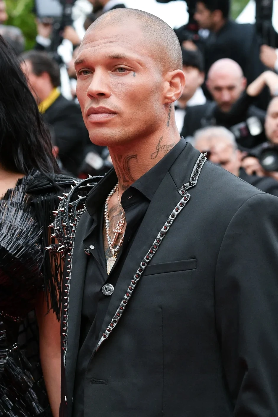 "Tội phạm đẹp trai nhất thế giới" ra tù sau 11 năm: Nhận 300 lá thư/ngày, người lạ tranh suất thăm tù khiến gia đình không thể tới gặp